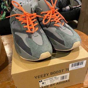 Yeezy 700 size 9.5